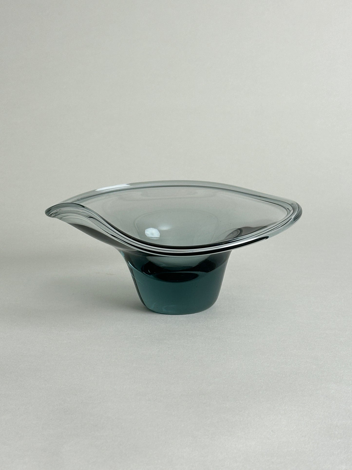 VICKE LINDSTRAD FOR KOSTA 1970s SMOKEY GLASS BOWL WITH RIPPLED EDGE