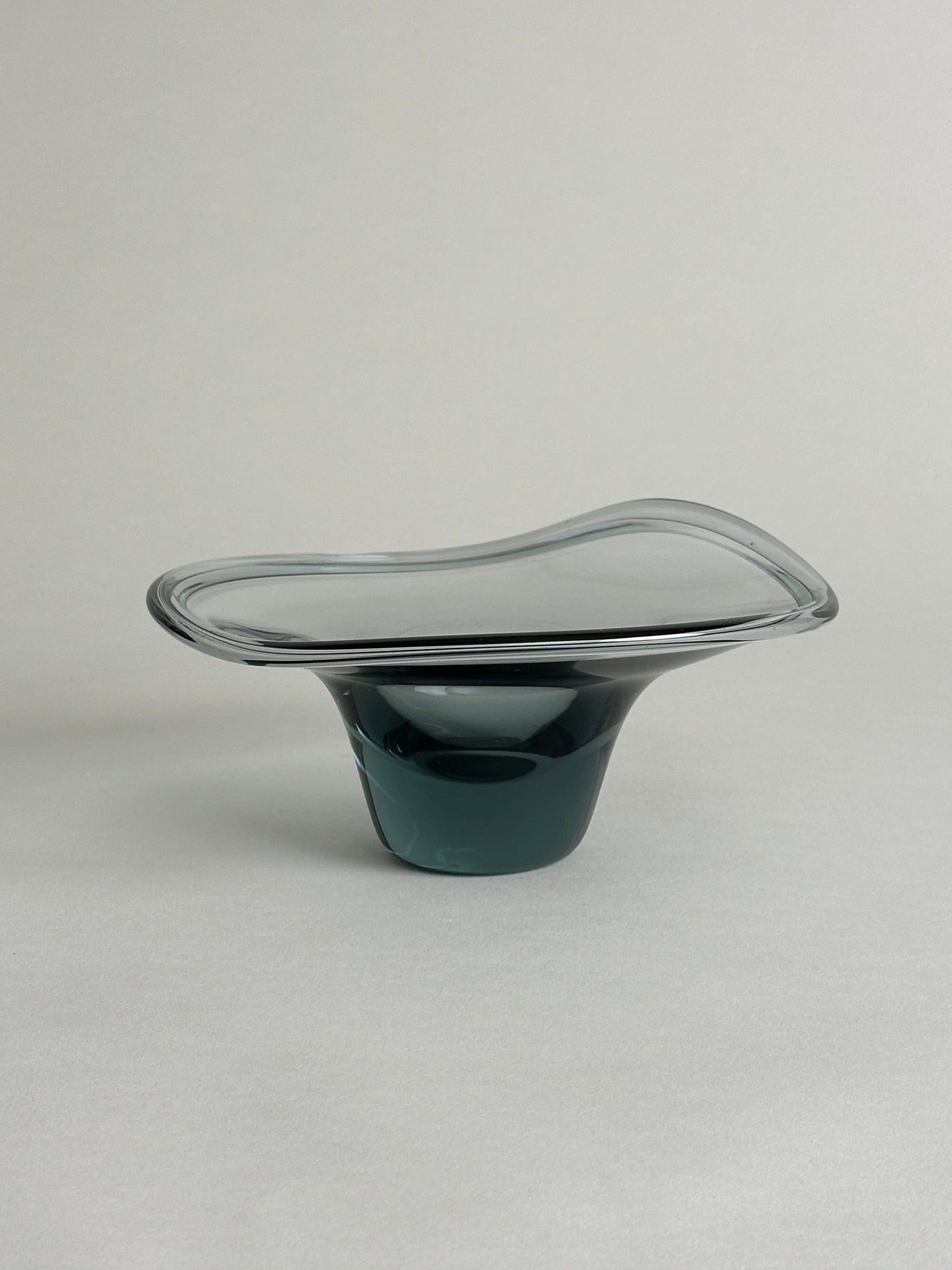 VICKE LINDSTRAD FOR KOSTA 1970s SMOKEY GLASS BOWL WITH RIPPLED EDGE