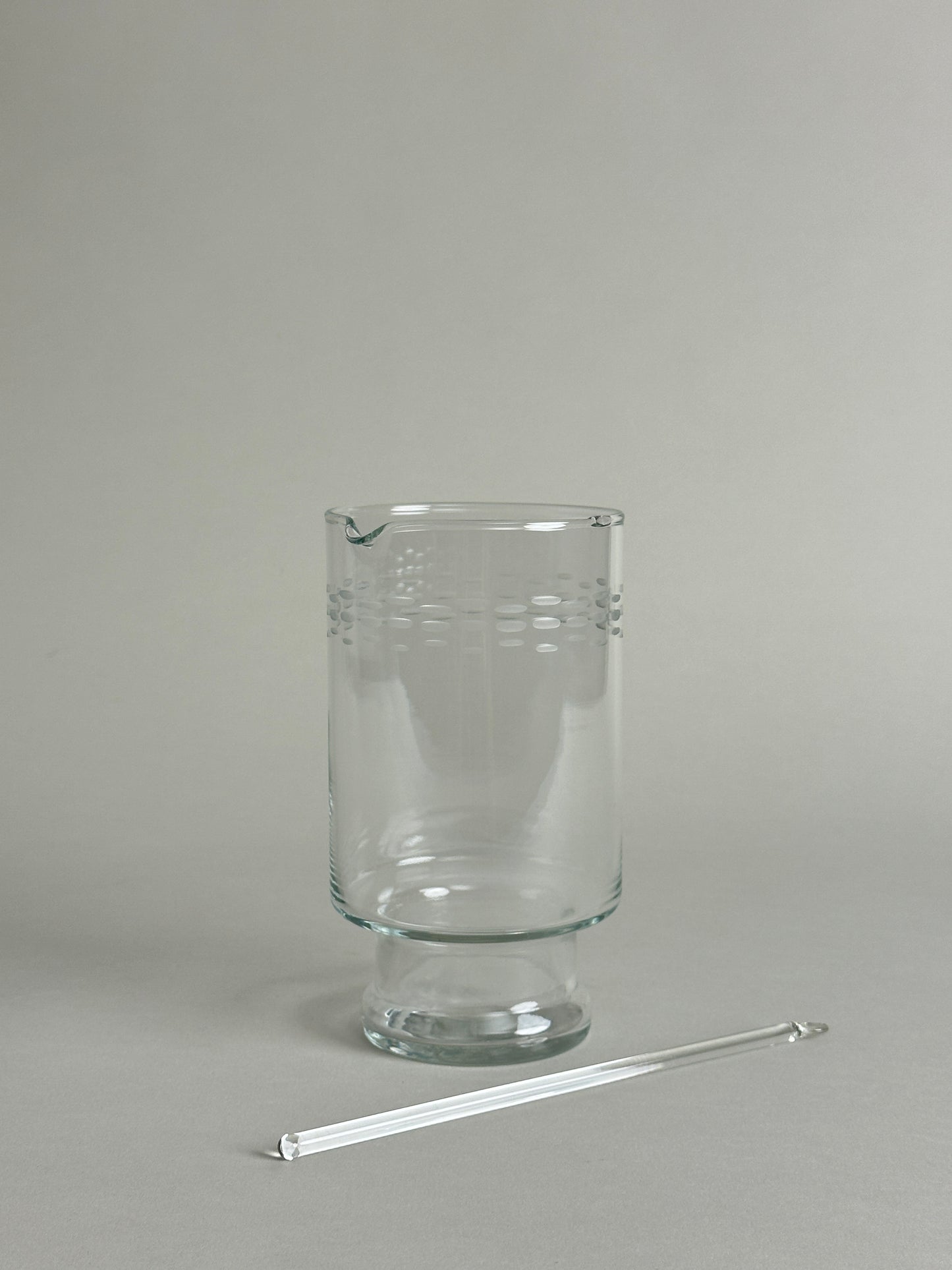 COCKTAIL CARAFE WITH SPOUT AND STIRRER