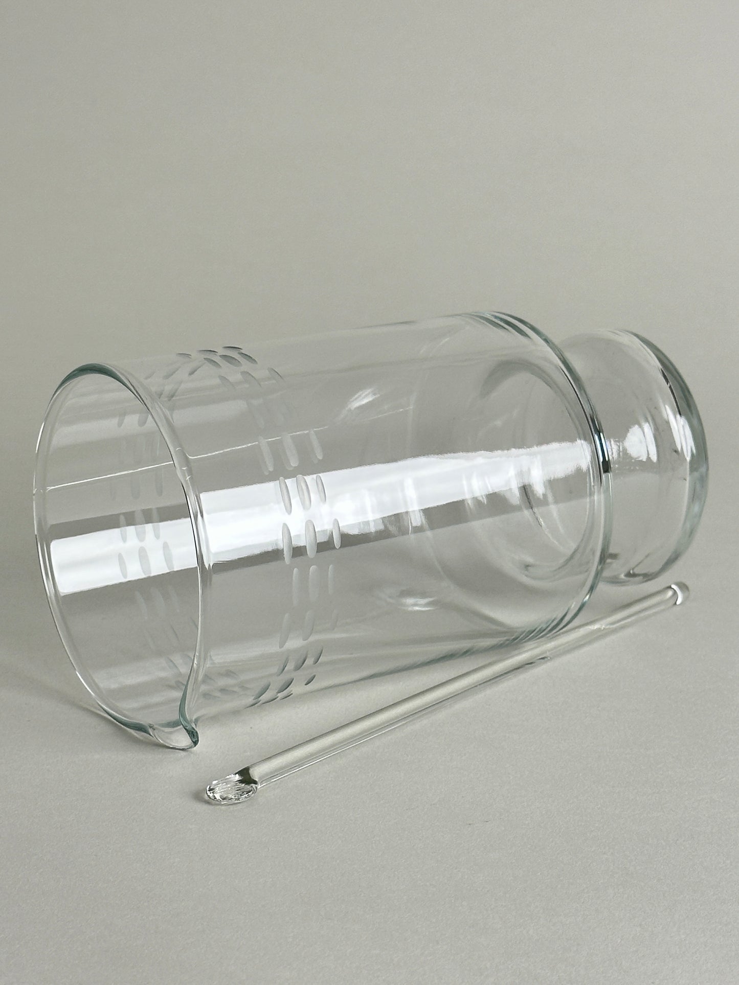 COCKTAIL CARAFE WITH SPOUT AND STIRRER