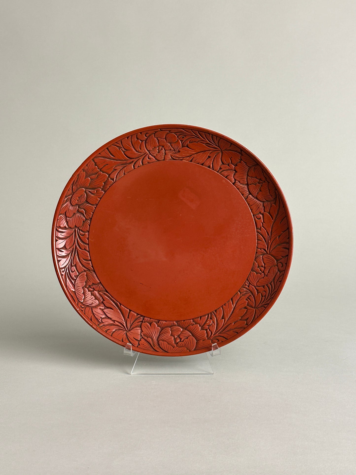 CHINESE LACQUERED WOODEN PLATE WITH CARVED FLORAL BORDER