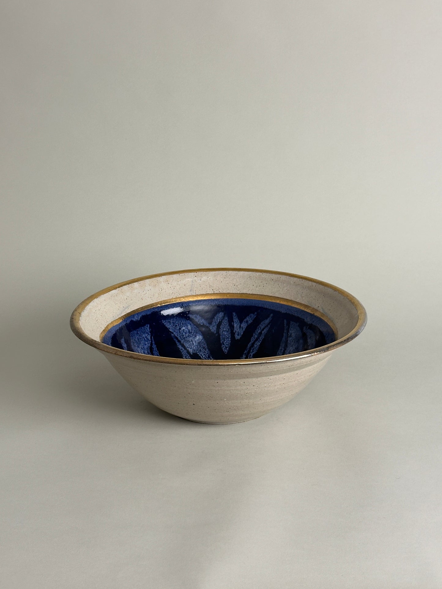 LARGE CERAMIC BOWL WITH GLAZED BLUE DESIGN AND GOLD RIM