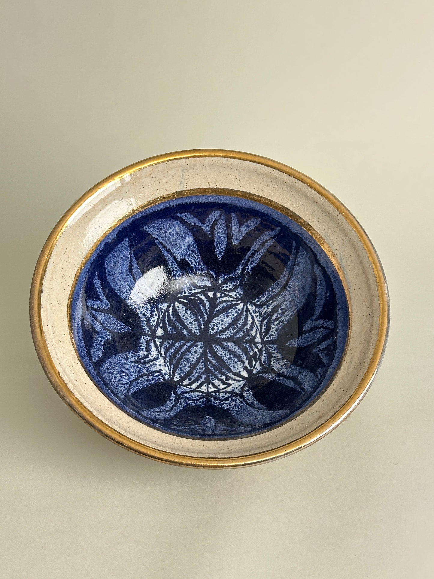 LARGE CERAMIC BOWL WITH GLAZED BLUE DESIGN AND GOLD RIM