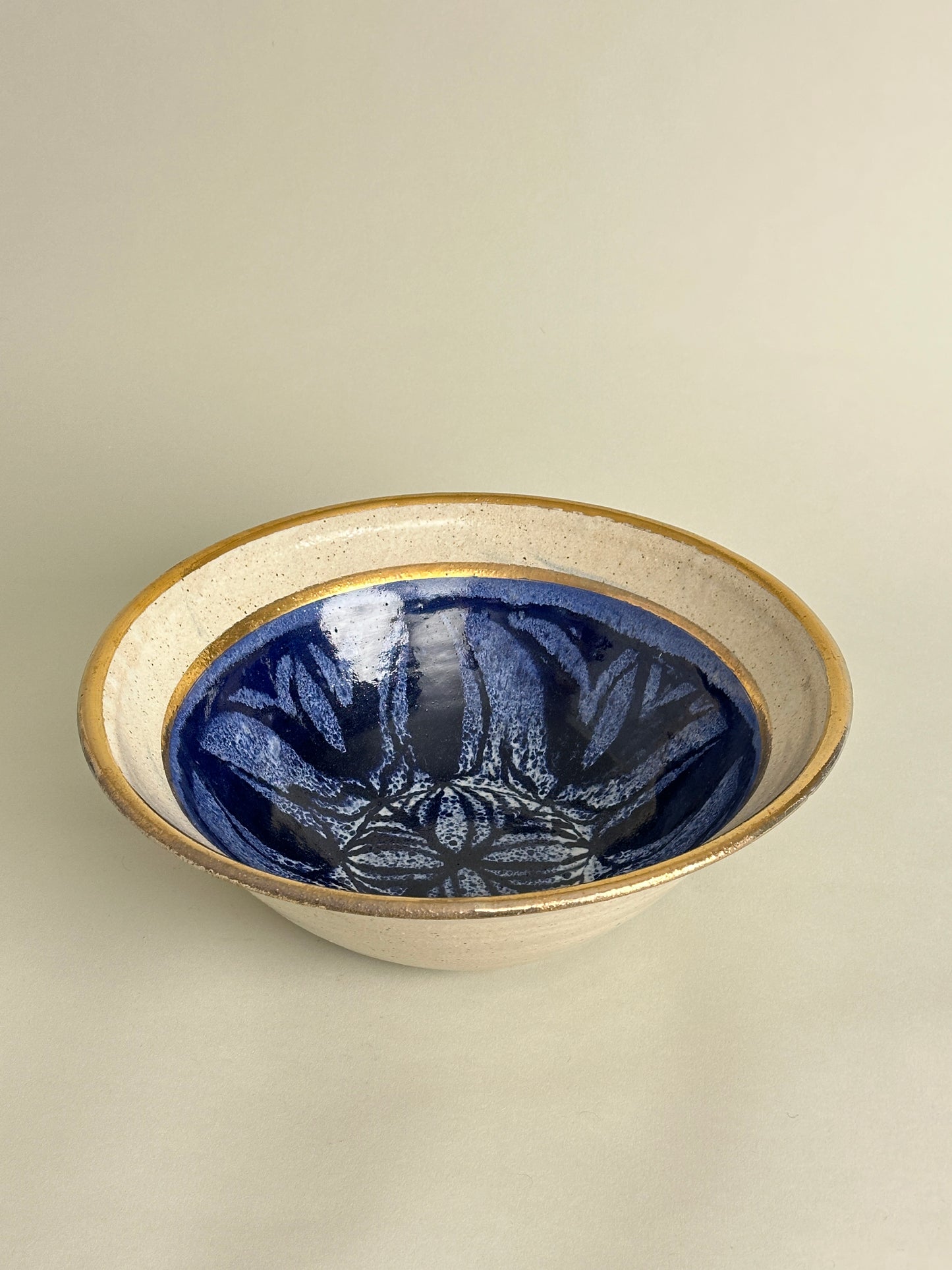 LARGE CERAMIC BOWL WITH GLAZED BLUE DESIGN AND GOLD RIM